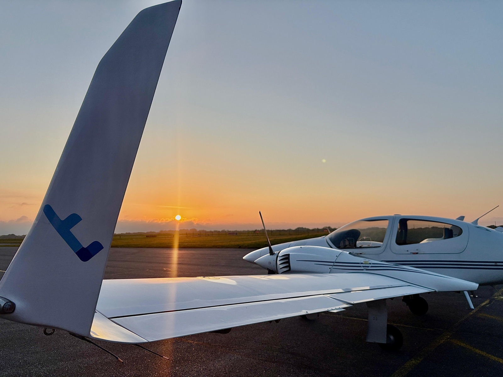 Bimoteur Diamond DA42 au coucher du soleil sur le tarmac
