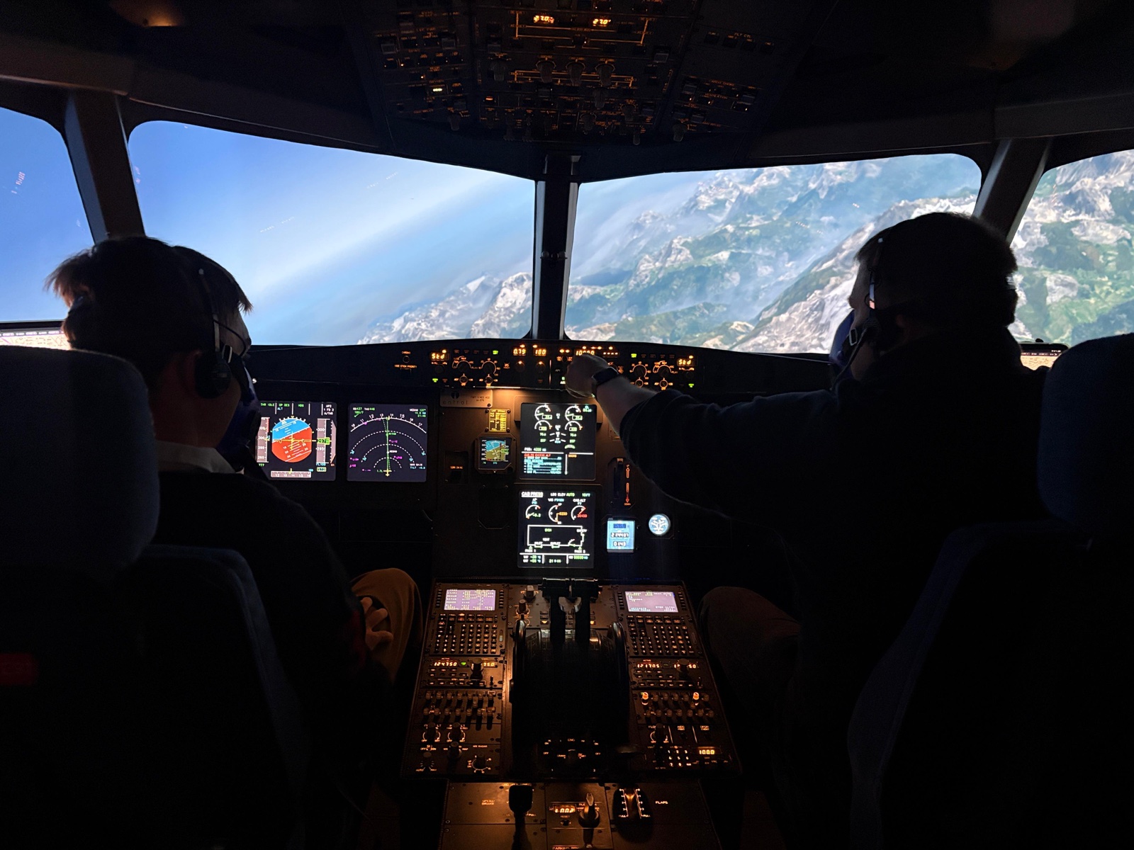 Deux élèves en séance sur simulateur A320, survol des Alpes