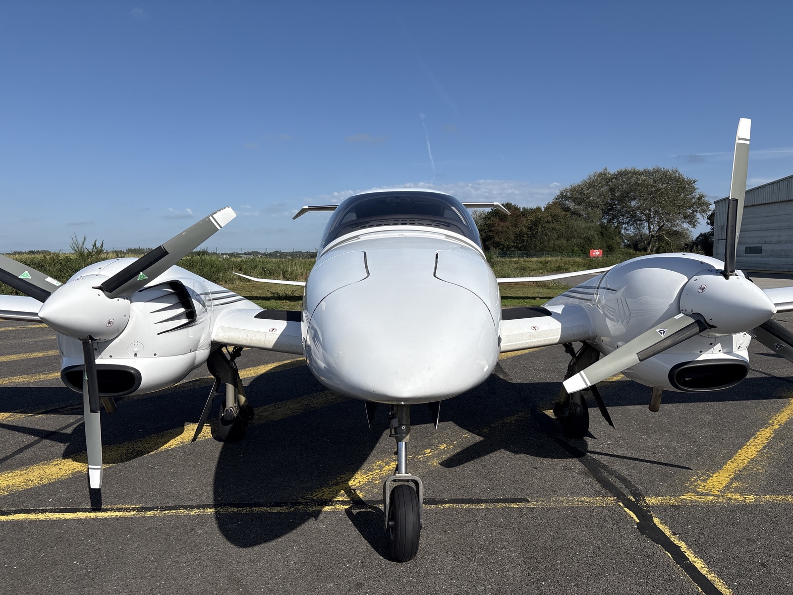 Bimoteur Diamond DA42 vu de face sur le tarmac d'Iroise Aéro Formation