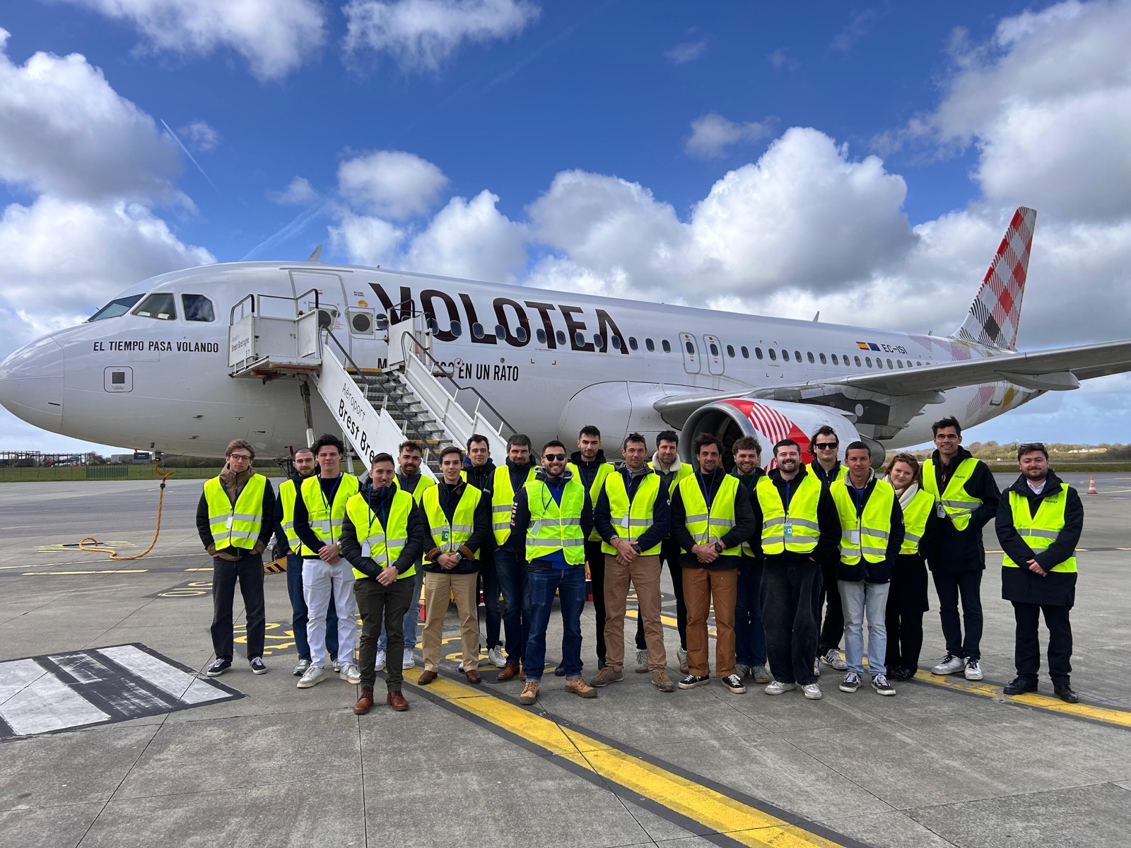 Promotion d'élèves pilotes devant un A320 sur le tarmac