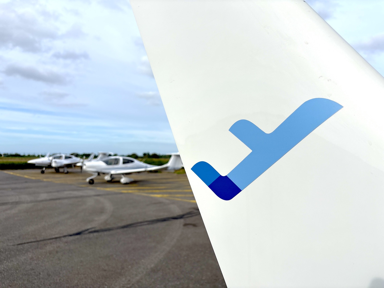 Logo Iroise Aéro Formation sur la dérive d'un avion, la flotte en arrière-plan