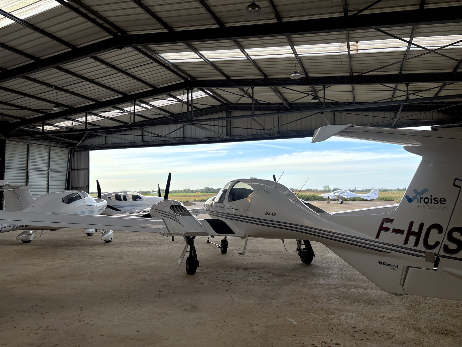 Bimoteurs Diamond DA42 et monomoteurs Diamond d'Iroise Aéro Formation dans le hangar