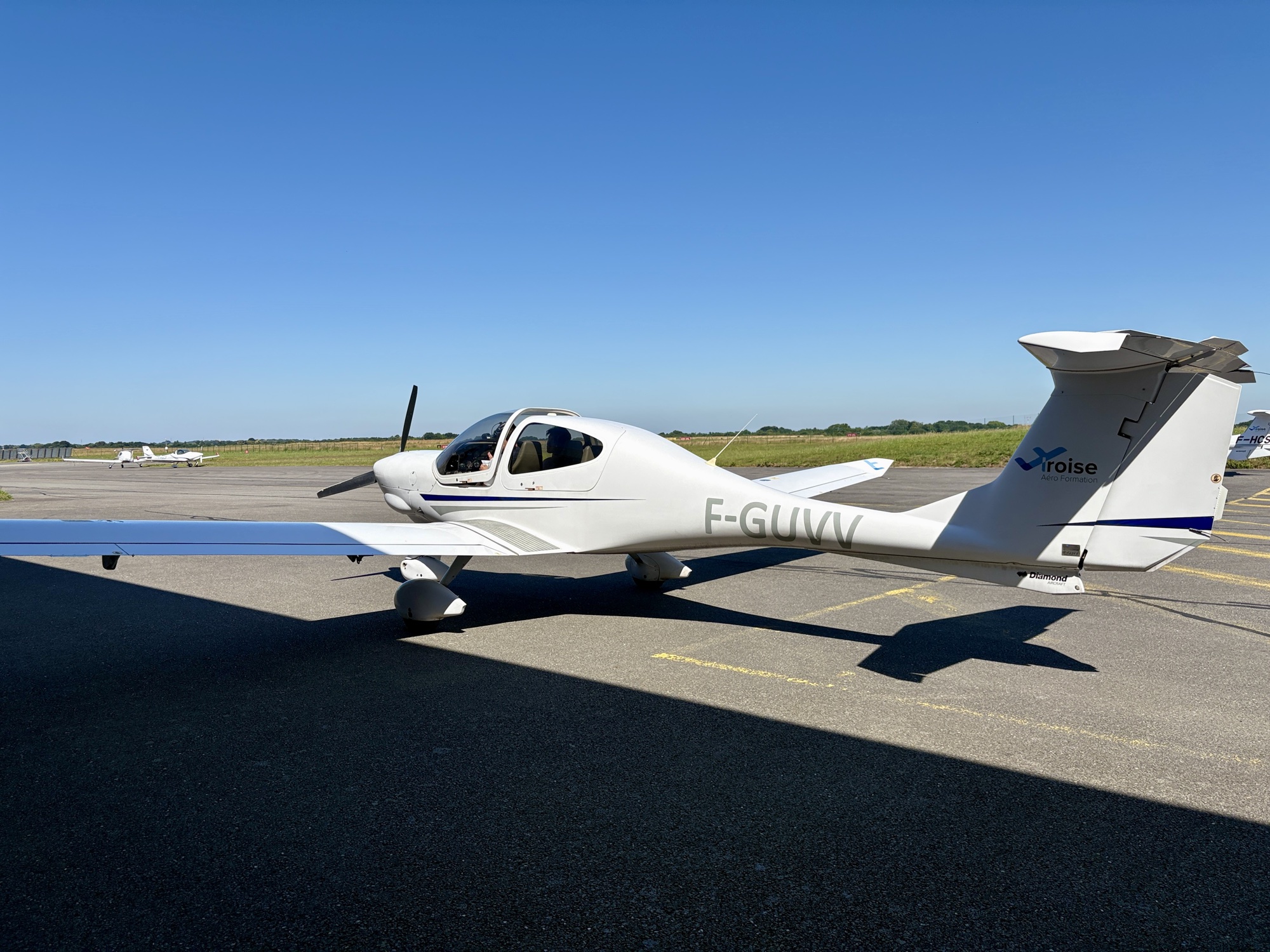 Élève pilote aux commandes d'un Diamond DA40 d'Iroise Aéro Formation au roulage