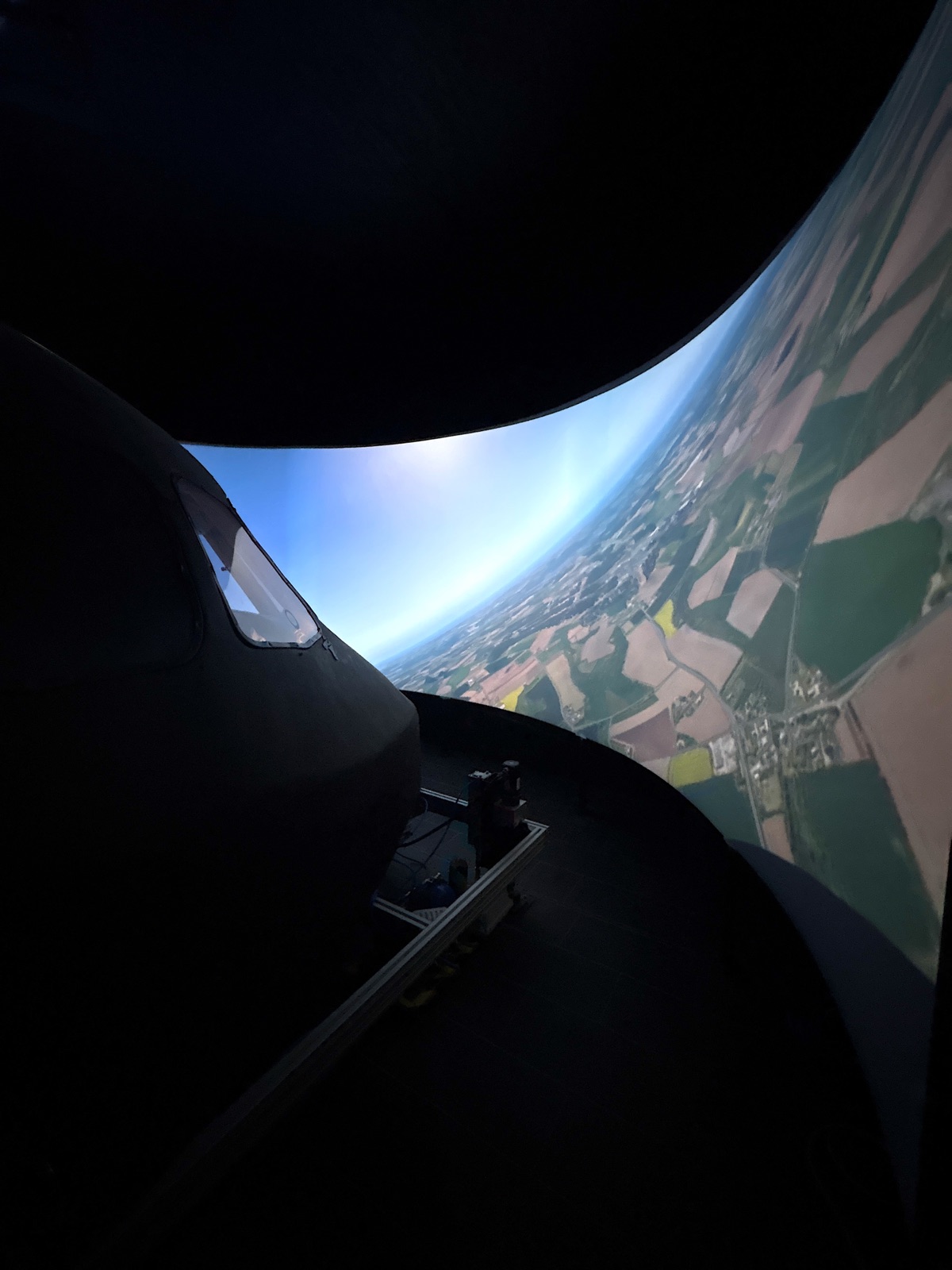 Simulateur de vol devant son écran de visualisation panoramique