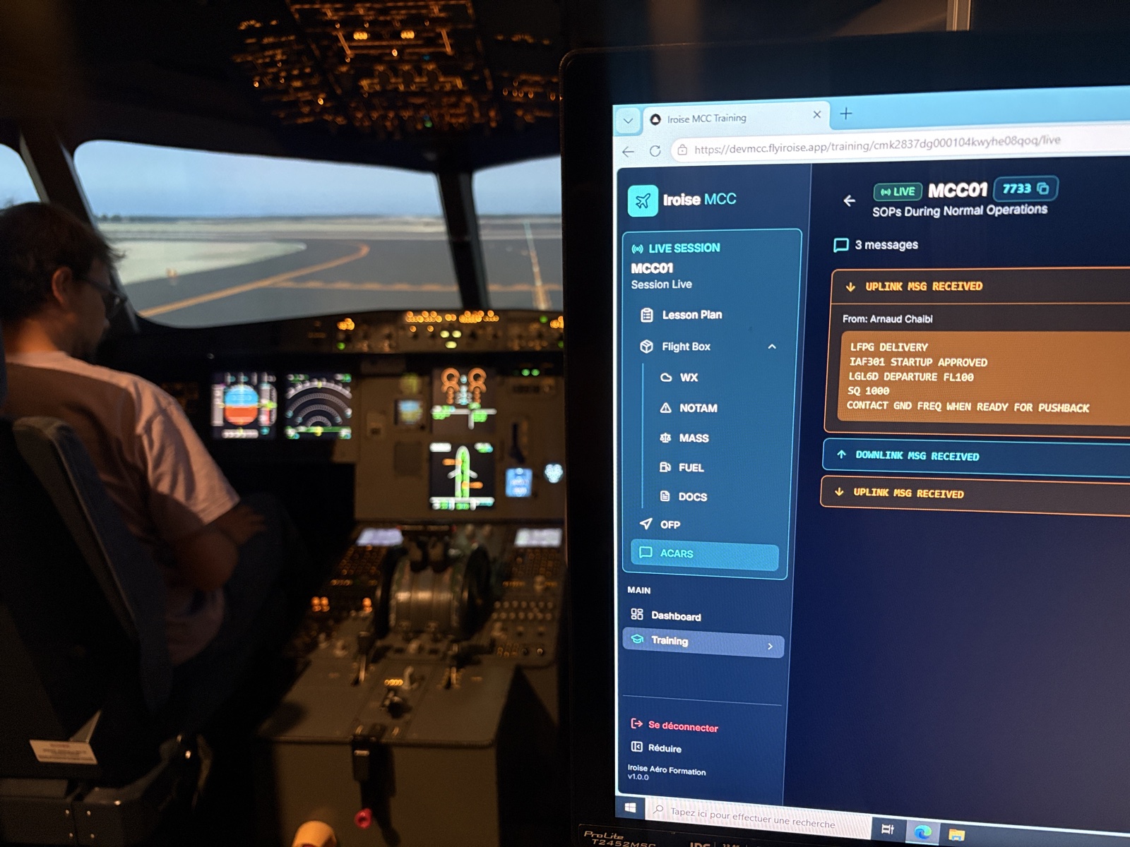 Instruction MCC sur simulateur A320 : stagiaire aux commandes et écran instructeur