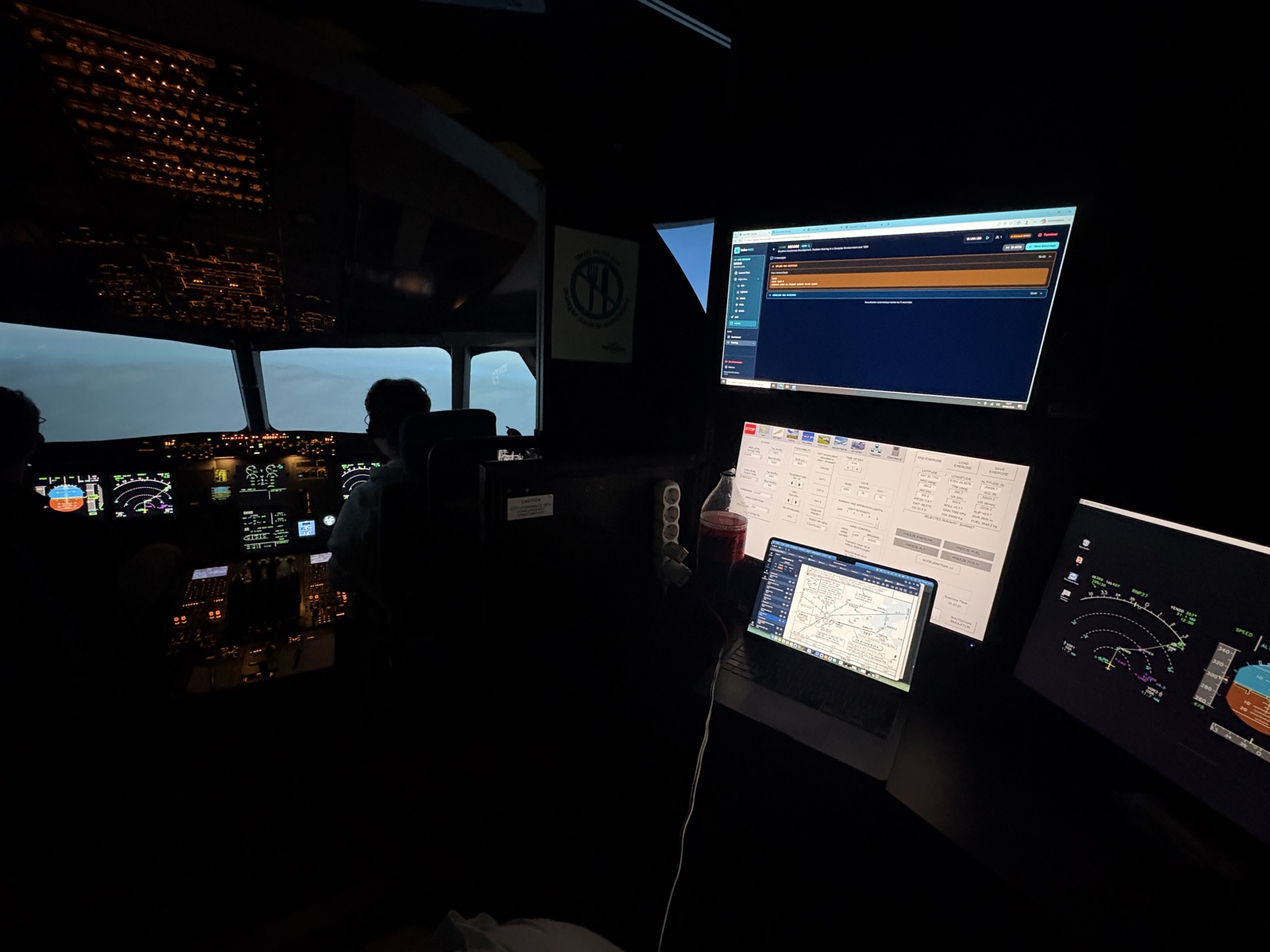 Poste instructeur du simulateur FNPTII A320 : écrans de suivi de séance derrière le cockpit