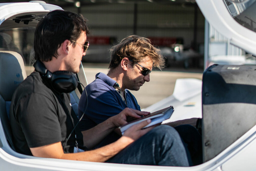 Instructeurs en cabine pendant un cours