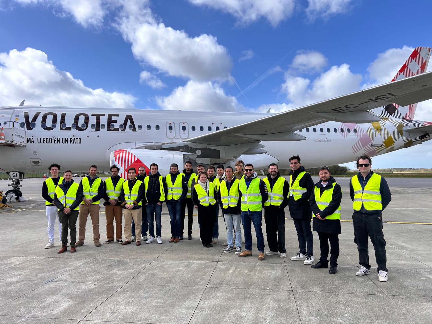 Stagiaires ATPL d'Iroise en visite devant un A320 Volotea sur le tarmac