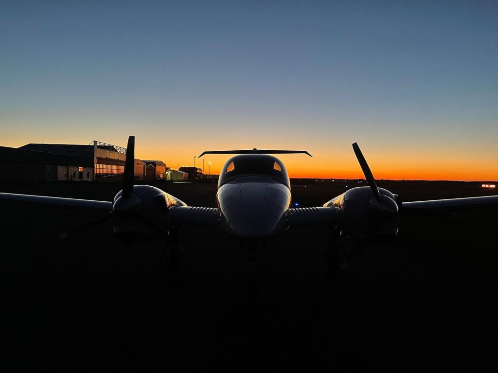 Avion en vol de nuit